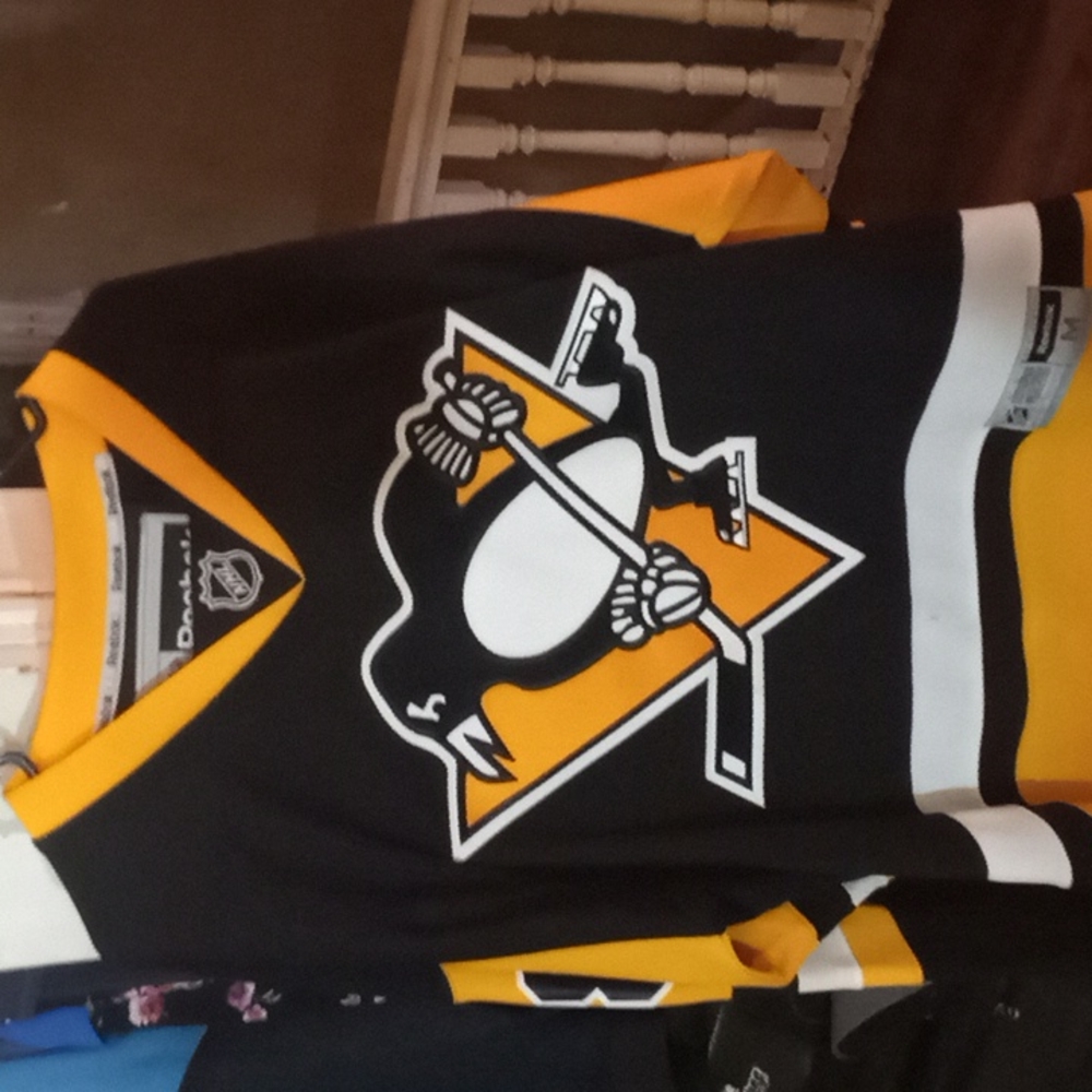 Kris Letang pens authentic jersey